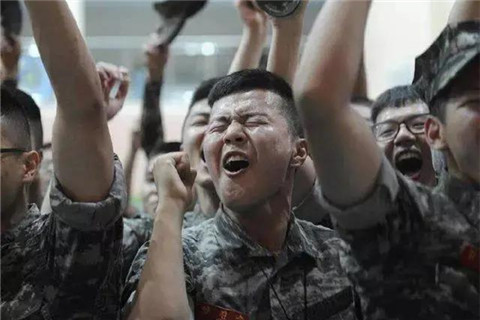 当性感女团遇到韩国士兵，少不了一场原始大狂欢8